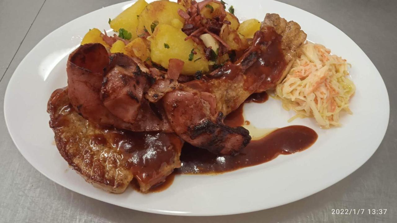 Mala Svata Hora - Penzion & Restaurace Mníšek pod Brdy Exterior foto