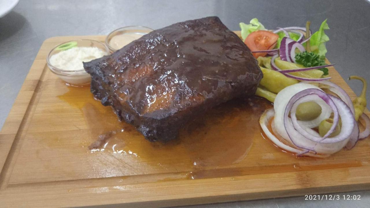 Mala Svata Hora - Penzion & Restaurace Mníšek pod Brdy Exterior foto