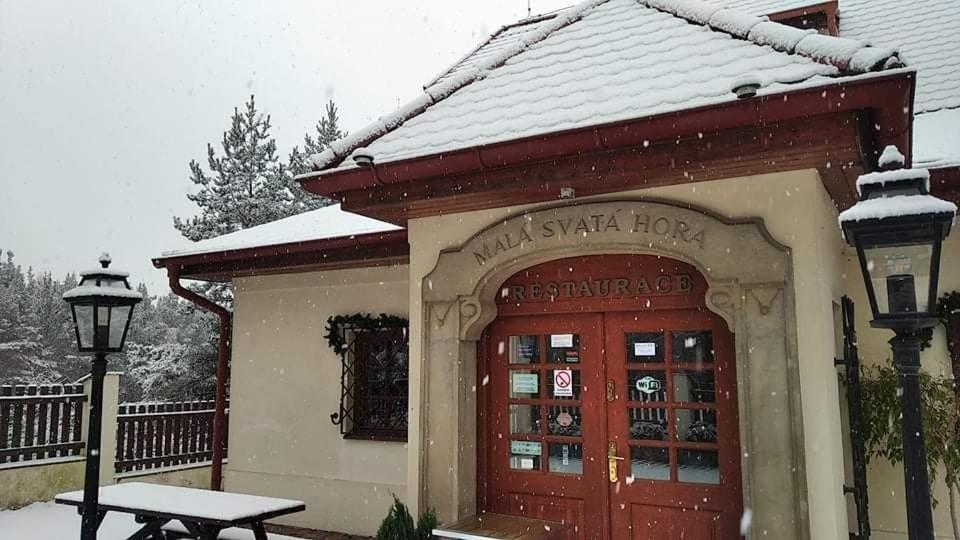 Mala Svata Hora - Penzion & Restaurace Mníšek pod Brdy Exterior foto